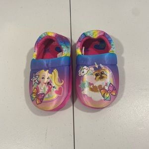 Jojo siwa children’s slippers size 11/12 like new.